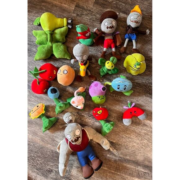 Plants Vs Zombies Plush Lot Of  17-  Not Willing To‎ Split Up The Lot - Picture 1 of 16